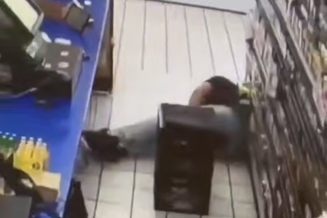 Mağazada silahla oynayan gənc ölüb 