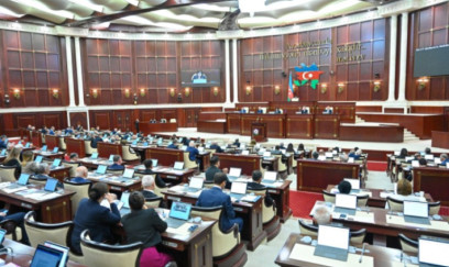 Deputatlar parlament sessiyasına start verdi