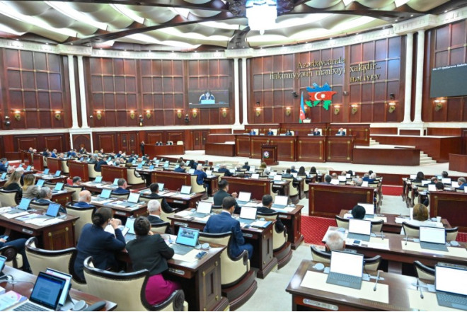 Deputatlar parlament sessiyasına start verdi