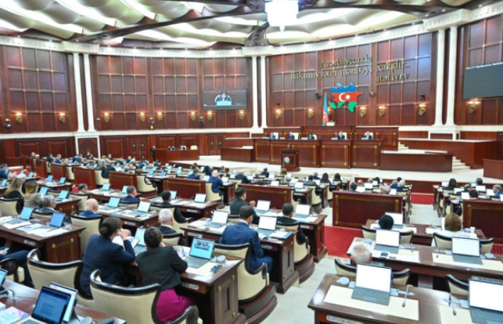 Deputatlar parlament sessiyasına start verdi