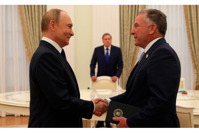 Trampın elçisi və kürəkənini Putini 3 saat gözləməli olub 