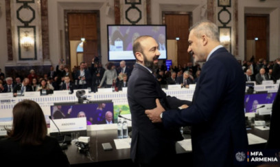 Hakan Fidanla Mirzoyan arasında görüş olub