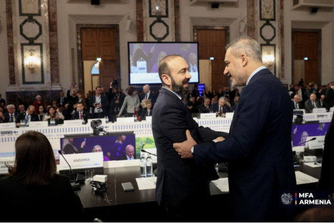 Hakan Fidanla Mirzoyan arasında görüş olub