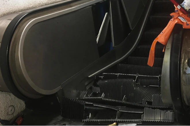 Bakıda yeraltı keçiddə eskalator QIRILDI: Xəsarət alanlar var