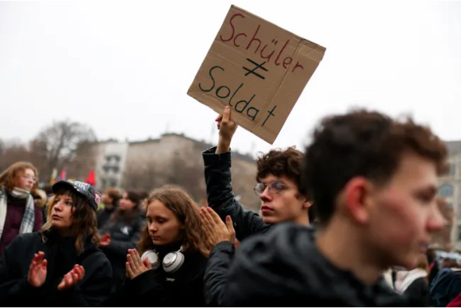 Almaniyada məktəblilər ayağa qalxdı - “Əsgər getmək istəmirik”