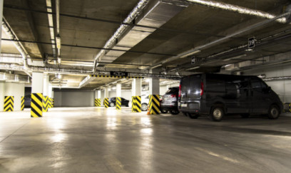 Bakıda hotelin qarajında 2 avtomobil yandı 