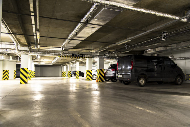 Bakıda hotelin qarajında 2 avtomobil yandı 