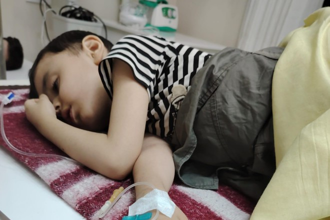 İmkansız ana xəstə övladının müalicəsi üçün yardım istəyir