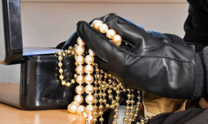 Mağazalardan qızıl və saat oğurlayan şəxslər TUTULDU 