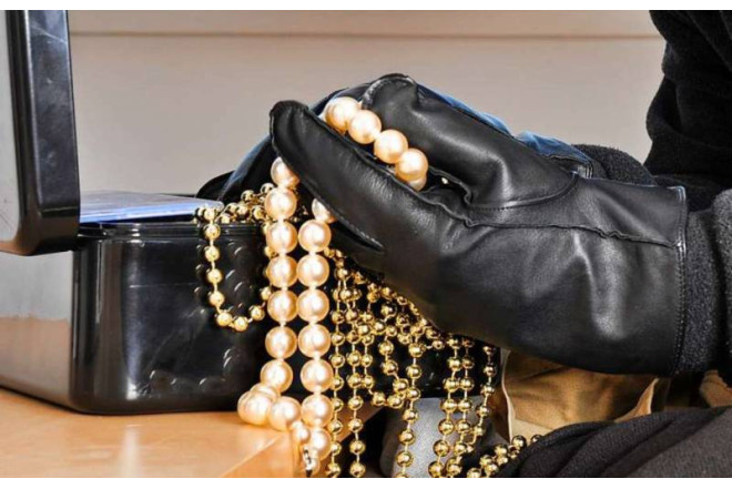 Mağazalardan qızıl və saat oğurlayan şəxslər TUTULDU 