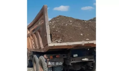 Xəzər dənizindən qanunsuz qum-çınqıl daşıyan şəxslər saxlanılıb 