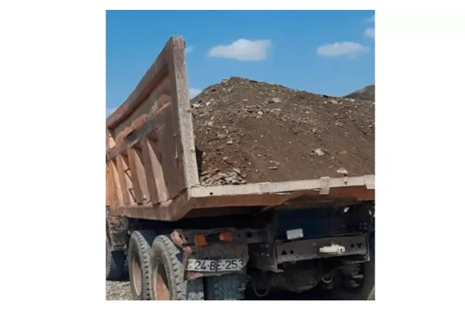 Xəzər dənizindən qanunsuz qum-çınqıl daşıyan şəxslər saxlanılıb 