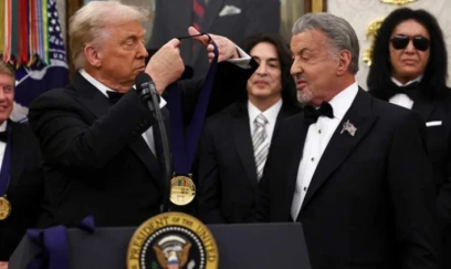 Tramp Silvestr Stalloneyə medal təqdim edib 