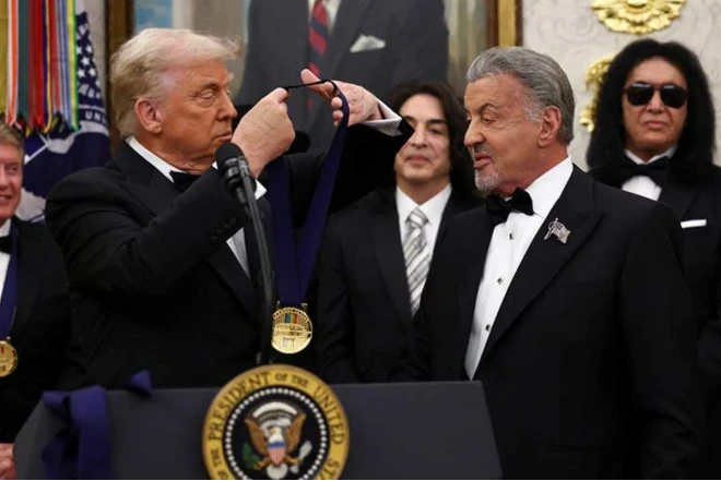 Tramp Silvestr Stalloneyə medal təqdim edib 