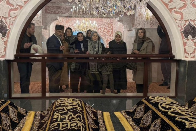 Əraqçinin xanımı Bibiheybət məscidində ziyarətdə - FOTO