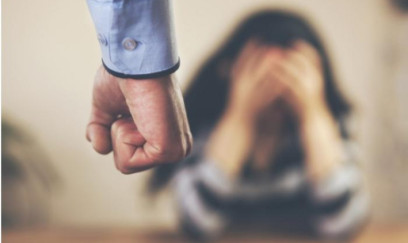 Müstəntiqin yanında arvadını öldürmək istədi