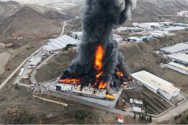 Türkiyədə fabrik yanır