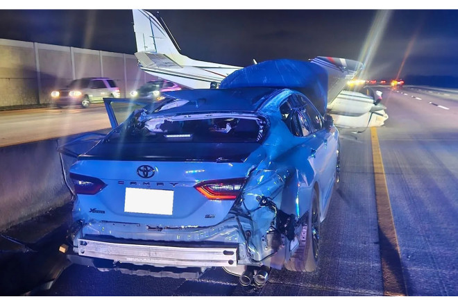 ABŞ-də təyyarə avtomobilə çırpıldı - VİDEO