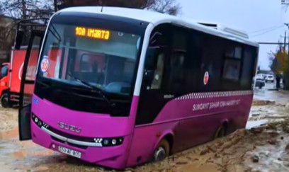 Sumqayıtda palçığa düşən avtobus hərəkətsiz qaldı - 