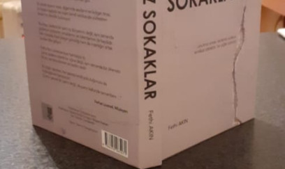 Türkiyəli şair Fethi Akının "Adsız küçələr" kitabı- FOTO