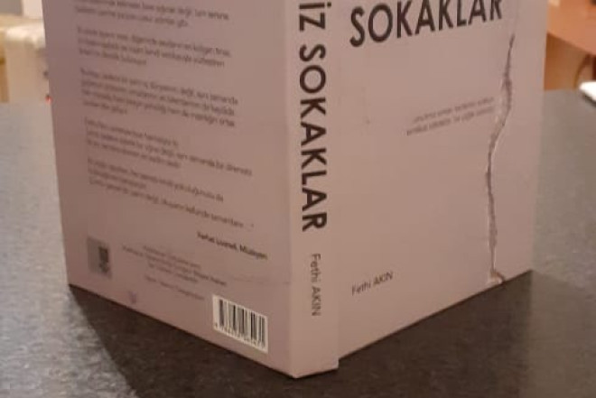 Türkiyəli şair Fethi Akının "Adsız küçələr" kitabı- FOTO