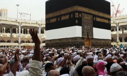 Həcc ziyarətində kişinin hərəkəti narazılığa səbəb oldu - VİDEO
