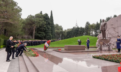 ƏƏSMN-in əməkdaşları Fəxri xiyabanda - FOTOLAR