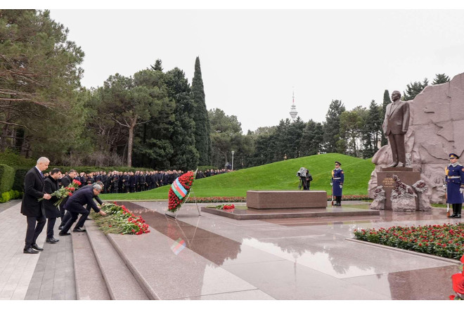 ƏƏSMN-in əməkdaşları Fəxri xiyabanda - FOTOLAR