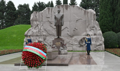 Prezident və birinci xanım Heydər Əliyevin məzarını ziyarət etdilər