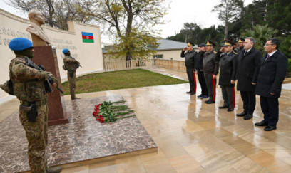 Azərbaycan müdafiə naziri və Özbəkistanın hərbi nümayəndə heyəti komando hərbi hissəsində olublar VİDEO
