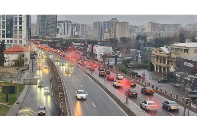 Bakının çiskinli yollarında tıxac var - SİYAHI