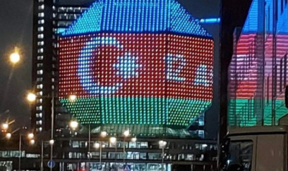 Belarusun Milli Kitabxanası Azərbaycan bayrağının rənglərinə boyanıb