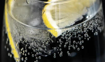 Dietoloqlar bir mifi dağıtdılar: səhər limonlu su içmək düşündüyünüzü etmir