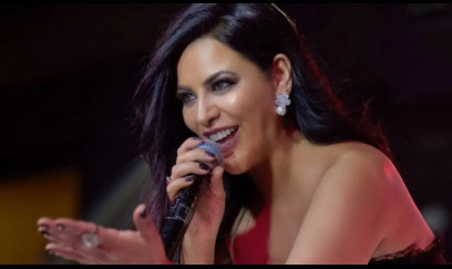 49 yaşlı tanınmış müğənni görünüşü ilə gənclərə meydan oxudu - FOTO