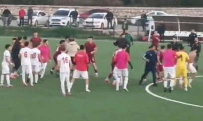 Qalib gələn komandaya hücum etdilər - 4 yaralı - VİDEO