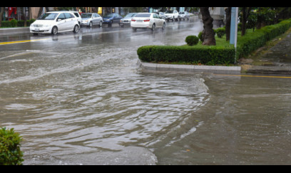 Bakının mərkəzində TƏHLÜKƏ: Yağışın fəsadları... - VİDEO