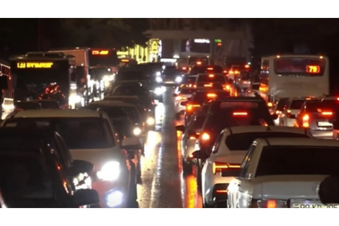 Paytaxtın bəzi küçələrində sıxlıq müşahidə olunur