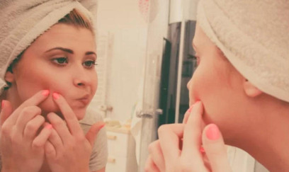 "Üzün təhlükə üçbucağı: Sızanaqları sıxmaq beyinə yol aça bilər"