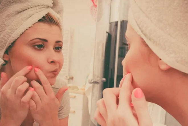 "Üzün təhlükə üçbucağı: Sızanaqları sıxmaq beyinə yol aça bilər"