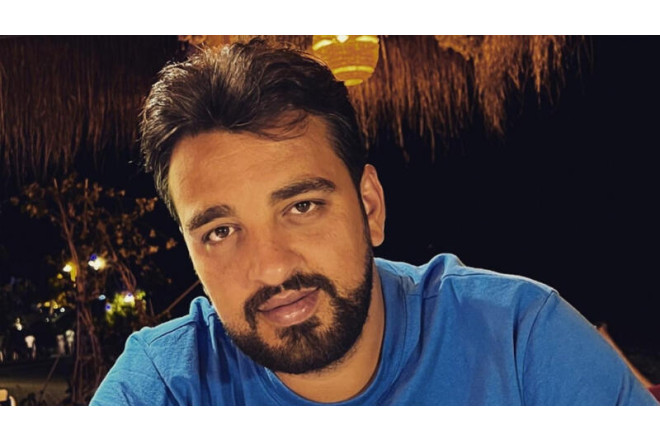 “Səni sevirəm, vallah, özü də çox” - efirdə xanımına sevgi ETİRAFI