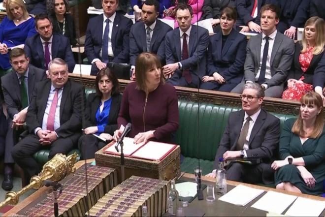 Britaniyada pab sahibi nazir və deputatları vergi artımına görə obyektinə buraxmır 