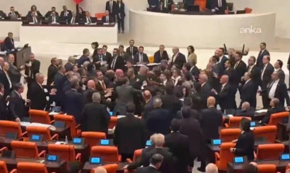 Türkiyə parlamentində dava - VIDEO