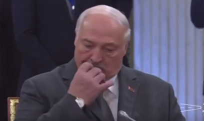 Putinin çıxışı zamanı etdiyi hərəkətlə gündəm oldu - VİDEO