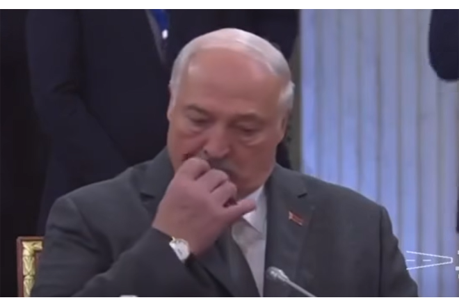 Putinin çıxışı zamanı etdiyi hərəkətlə gündəm oldu - VİDEO