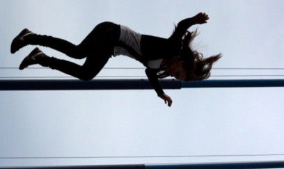 Sumqayıtda 19 yaşlı qız binadan yıxıldı 