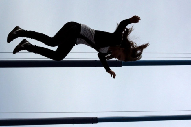 Sumqayıtda 19 yaşlı qız binadan yıxıldı 