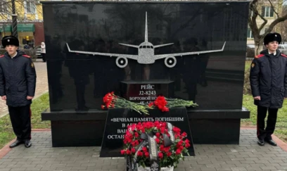 Qroznıda AZAL təyyarəsinin qəzaya uğraması nəticəsində həlak olanların xatirəsinə memorial plitə ucaldılıb 