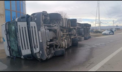 Sumqayıtda TIR aşdı - VİDEO