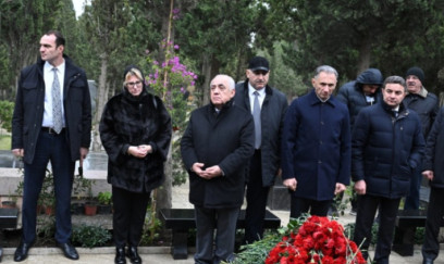 Əli Əsədov AZAL təyyarəsinin həlak olan ekipaj üzvlərinin məzarlarını ziyarət etdi - FOTO