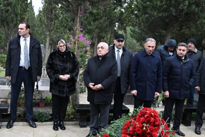 Əli Əsədov AZAL təyyarəsinin həlak olan ekipaj üzvlərinin məzarlarını ziyarət etdi - FOTO